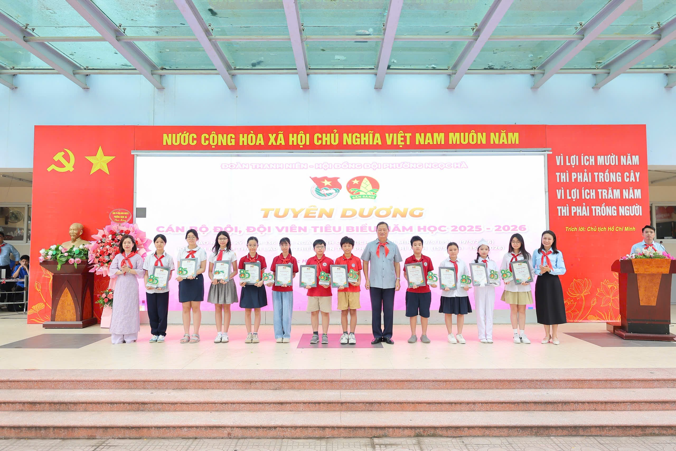 A group of people holding certificates

Description automatically generated